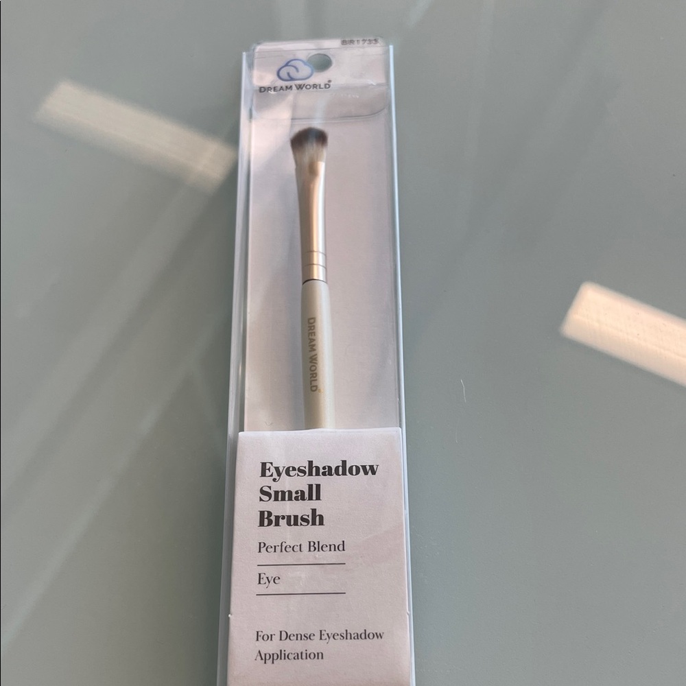 Dream World Eyeshadow Small Brush